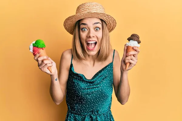 Joven Mujer Rubia Caucásica Comiendo Helado Cono Celebrando Loco Sorprendido —  Fotos de Stock