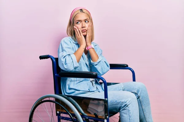 Красивая Блондинка Сидит Инвалидной Коляске Уставшие Руки Закрывая Лицо Депрессия — стоковое фото