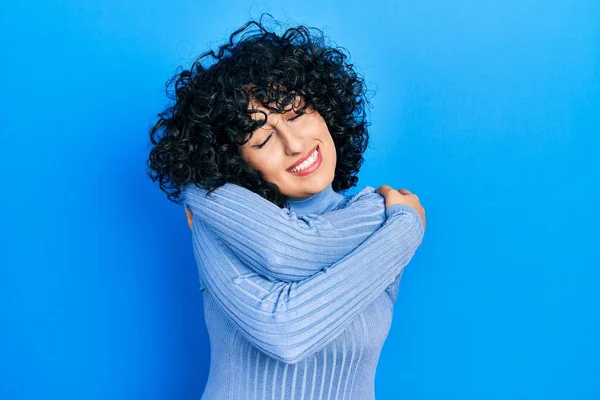 Joven Mujer Oriente Medio Vistiendo Ropa Casual Abrazándose Feliz Positivo —  Fotos de Stock