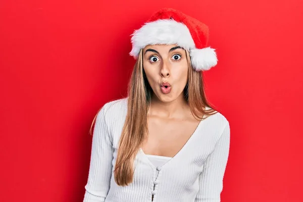 Mulher Hispânica Bonita Usando Chapéu Natal Com Medo Chocado Com — Fotografia de Stock