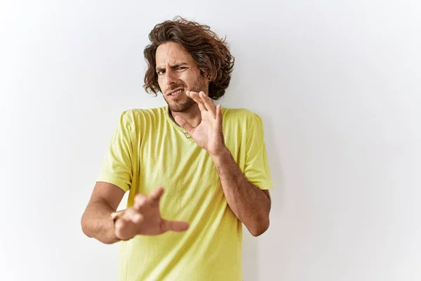 Junge Hispanische Mann Steht Über Isolierten Hintergrund Angewidert Ausdruck Unzufrieden — Stockfoto