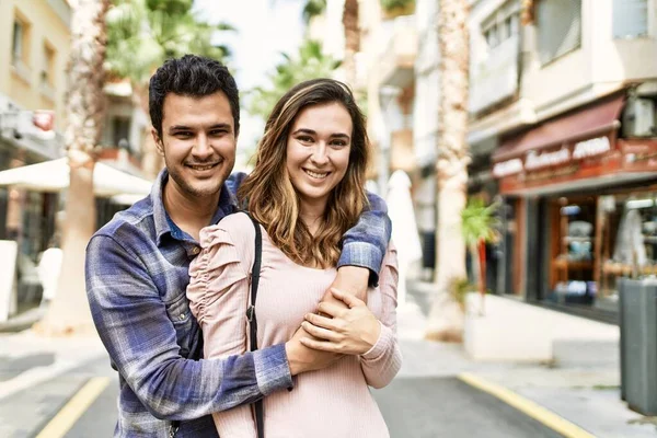 Giovane Coppia Ispanica Che Abbraccia Amore Città Fidanzata Fidanzato Insieme — Foto Stock