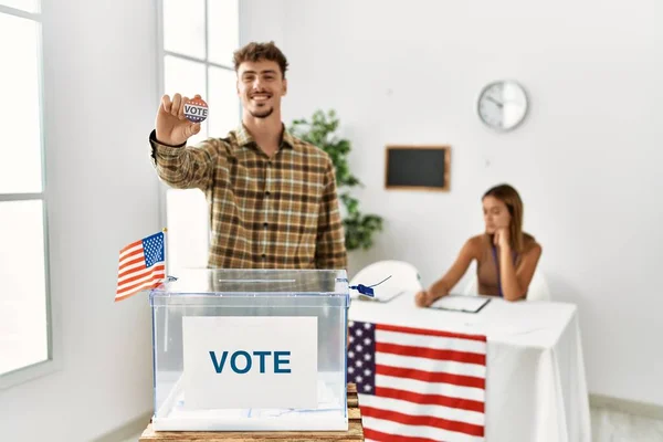 Νεαρός Αμερικανός Ψηφοφόρος Σήμα Του Στις Κάλπες Στην Εκλογική Σχολή — Φωτογραφία Αρχείου