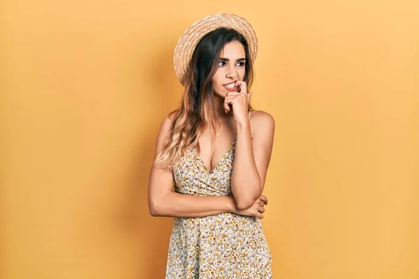 Ung Latinamerikansk Flicka Bär Sommar Hatt Ser Stressad Och Nervös — Stockfoto