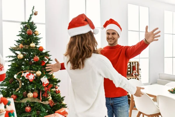 Genç Spanyol Çift Noel Şapkası Takıyor Mutlu Bir Şekilde Gülümsüyor — Stok fotoğraf
