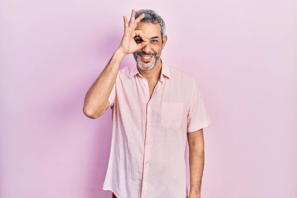 Schöner Mann Mittleren Alters Mit Grauen Haaren Trägt Lässiges Hemd — Stockfoto