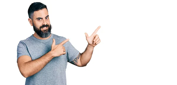 Sakallı Sıradan Gri Tişörtlü Spanyol Bir Adam Gülümsüyor Kameraya Bakıyor — Stok fotoğraf
