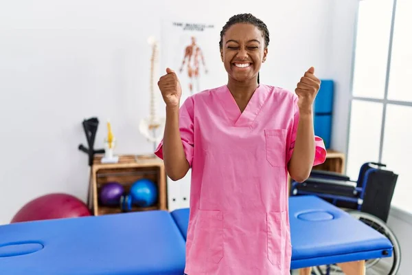 Eine Junge Afroamerikanerin Die Einer Schmerzklinik Arbeitet Freut Sich Auf — Stockfoto