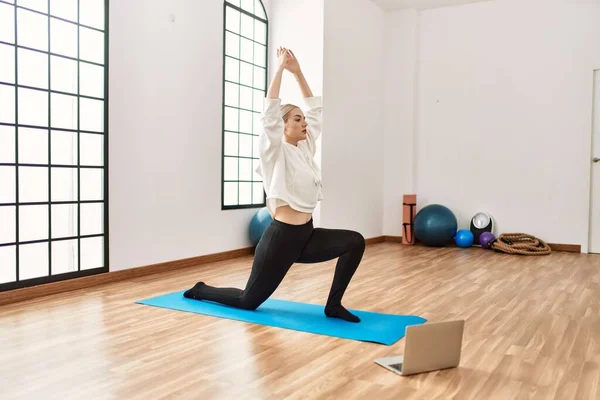 Joven Chica Rubia Concentrada Teniendo Clase Yoga Línea Usando Portátil —  Fotos de Stock