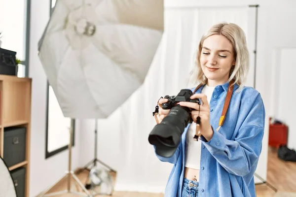 Vacker Blond Kvinna Som Arbetar Som Professionell Fotograf Fotostudio Stående — Stockfoto