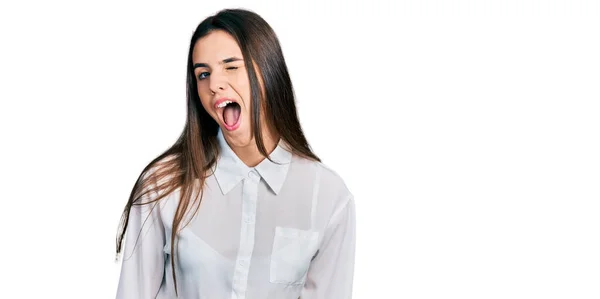Junge Brünette Teenager Tragen Business Weißes Hemd Zwinkernd Die Kamera — Stockfoto