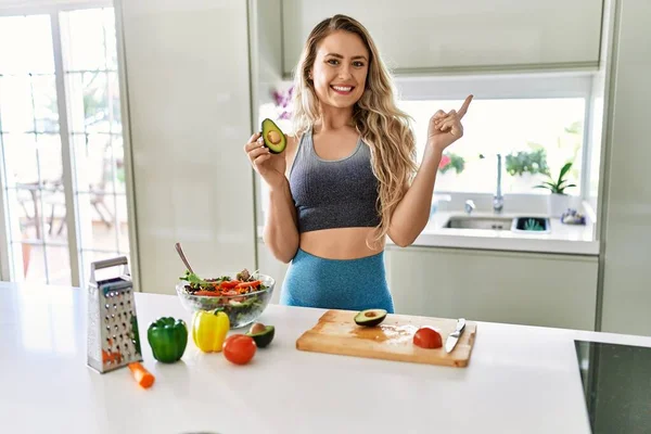 Junge Kaukasische Fitness Frau Sportbekleidung Die Der Küche Gesunden Salat — Stockfoto
