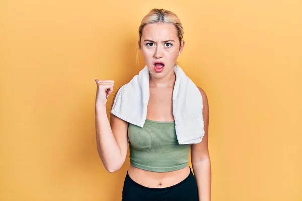 Junges Blondes Mädchen Sportbekleidung Und Handtuch Überrascht Mit Dem Finger — Stockfoto