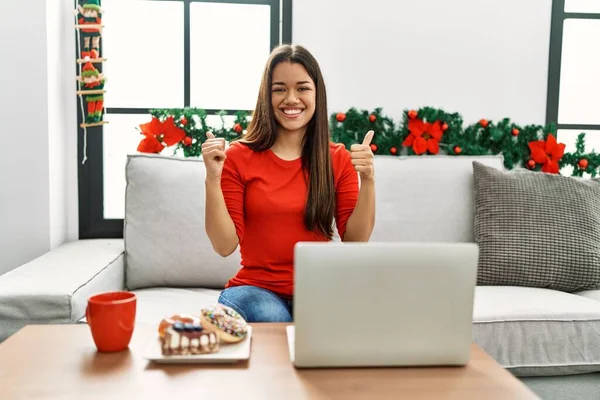 Jovem Morena Usando Laptop Sentado Sofá Sinal Sucesso Natal Fazendo — Fotografia de Stock