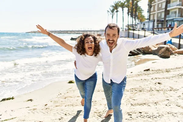 Middelbare Leeftijd Latijns Amerikaans Paar Glimlachend Gelukkig Staande Het Strand — Stockfoto