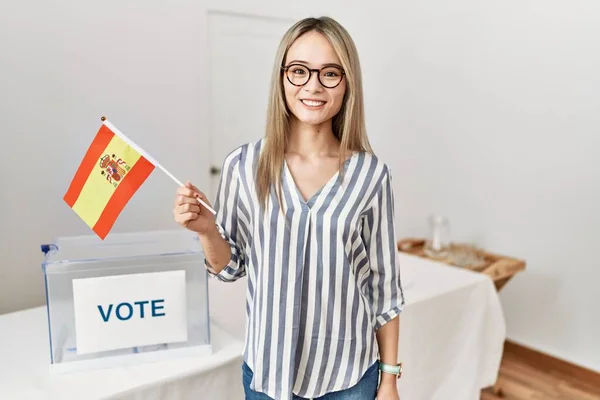 Mujer Joven Asiática Las Elecciones Campaña Política Sosteniendo Bandera España —  Fotos de Stock