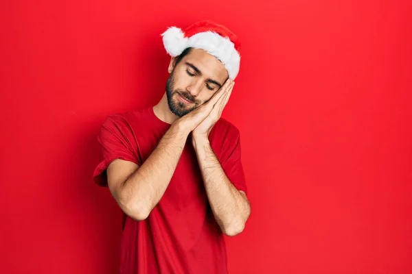 Junger Hispanischer Mann Mit Weihnachtsmütze Schläft Müde Träumend Und Posiert — Stockfoto
