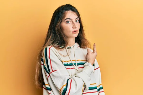 Jonge Blanke Vrouw Draagt Casual Kleding Wijzen Met Hand Vinger — Stockfoto