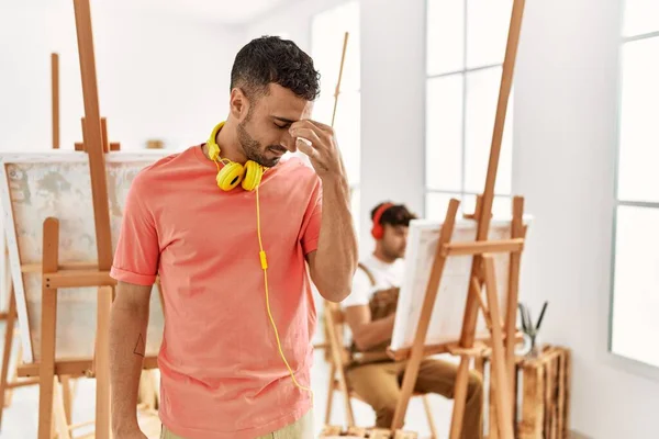 Hombre Hispano Joven Estudio Arte Cansado Frotando Nariz Los Ojos — Foto de Stock