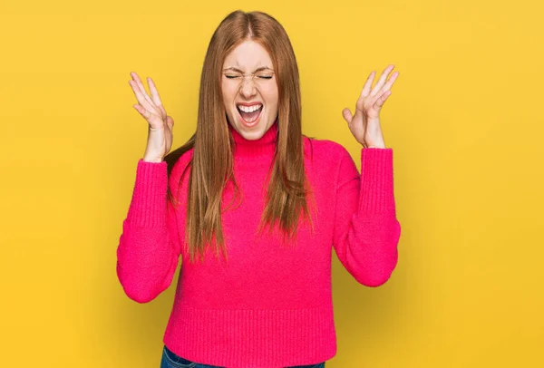 Mujer Joven Irlandesa Vestida Con Ropa Casual Celebrando Locos Locos —  Fotos de Stock