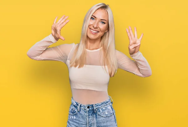 Młoda Blondynka Luźnych Ubraniach Pokazując Wskazując Palcami Numer Dziewięć Uśmiechając — Zdjęcie stockowe