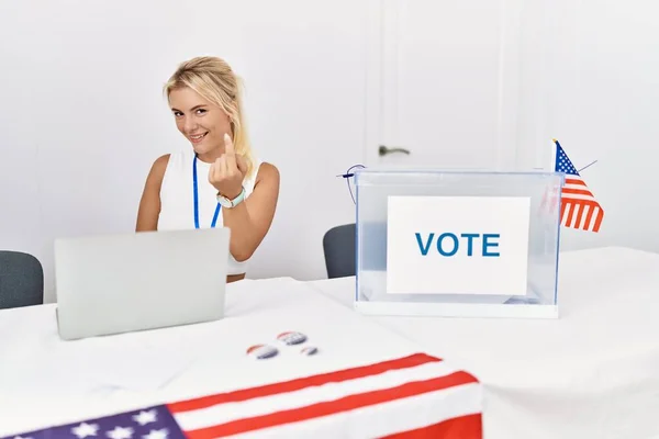 Ung Kaukasiska Kvinna Amerikanska Politiska Kampanj Val Lockar Komma Hit — Stockfoto