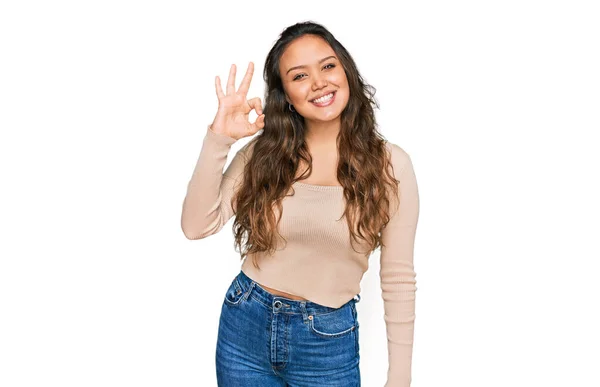 Chica Hispana Joven Con Ropa Casual Sonriendo Positiva Haciendo Signo —  Fotos de Stock