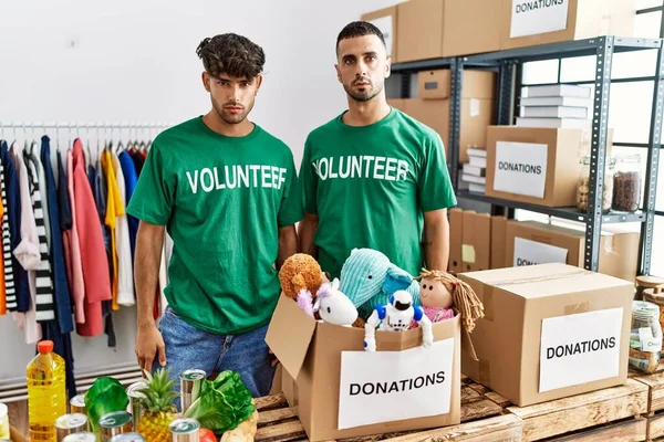 Pareja Gay Joven Vistiendo Camiseta Voluntaria Las Donaciones Pie Relajado —  Fotos de Stock