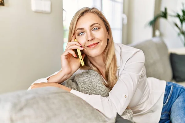 Ung Blond Kvinna Pratar Smartphone Sitter Soffan Hemma — Stockfoto