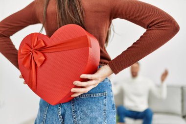 Genç İspanyol çift gülümsüyor. Sevgililer günü hediyesiyle mutlu bir sürpriz..