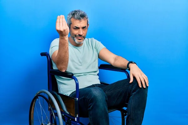 Yakışıklı Orta Yaşlı Gri Saçlı Tekerlekli Sandalyede Oturan Elinde Parmaklarında — Stok fotoğraf