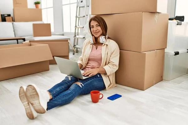 Middle Age Caucasian Woman Using Laptop Headphones Sitting Floor New — Stock Photo, Image