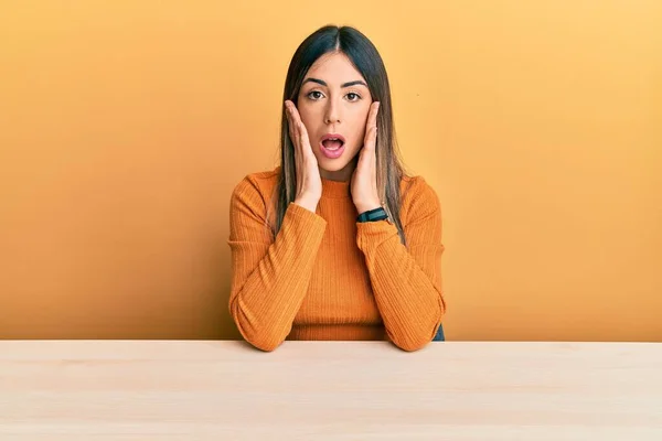 Jonge Latijns Amerikaanse Vrouw Casual Kleding Zittend Tafel Bang Geschokt — Stockfoto