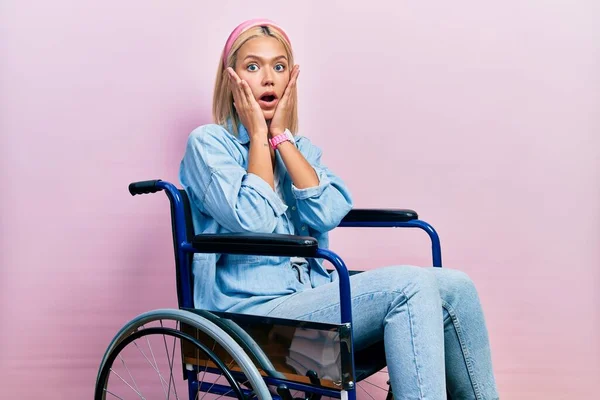 Красивая Блондинка Сидящая Инвалидном Кресле Напугана Потрясена Удивлена Поражена Выражением — стоковое фото