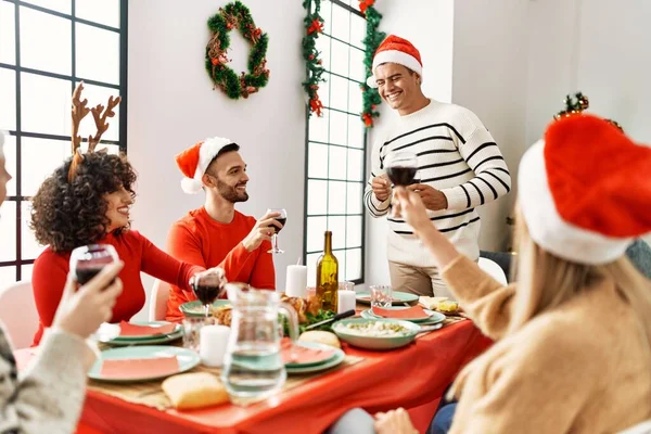 Groupe Jeunes Souriants Heureux Avoir Dîner Noël Porter Toast Maison — Photo