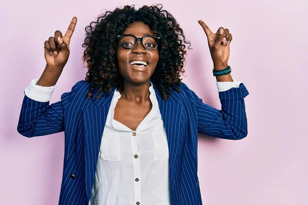 Молода Афроамериканська Жінка Діловому Одязі Окуляри Посміхаються Вражені Здивовані Вказуючи — стокове фото