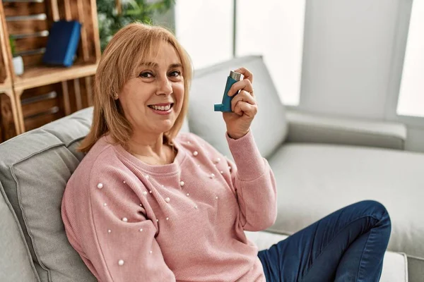 Asthmatikerin Mittleren Alters Lächelt Glücklich Mit Inhalator Wenn Sie Hause — Stockfoto