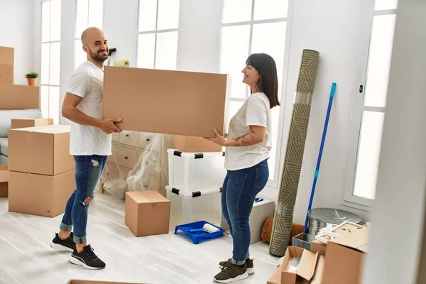 Young Hispanic Couple Smiling Happy Holding Big Cardboard Box New — Stock Photo, Image