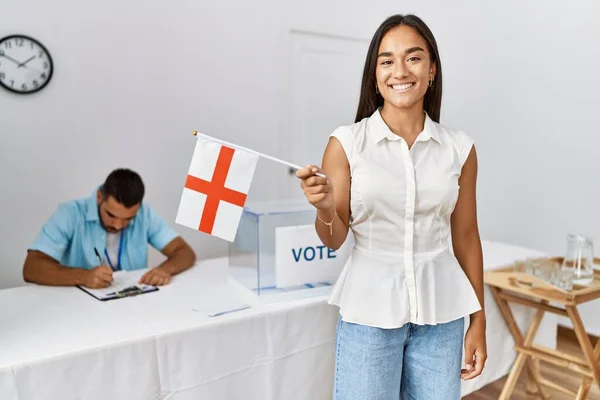 Jonge Engelse Kiezer Vrouw Glimlachend Gelukkig Houden Engeland Vlag Electorale — Stockfoto