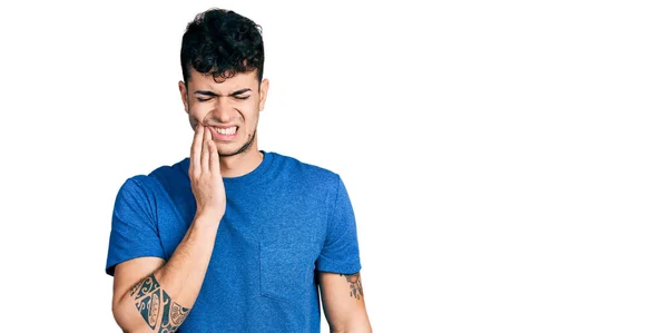 年轻的惊慌失措的男人 身穿休闲服 手牵着嘴 因为牙齿疼痛或牙病而有痛苦的表情 — 图库照片
