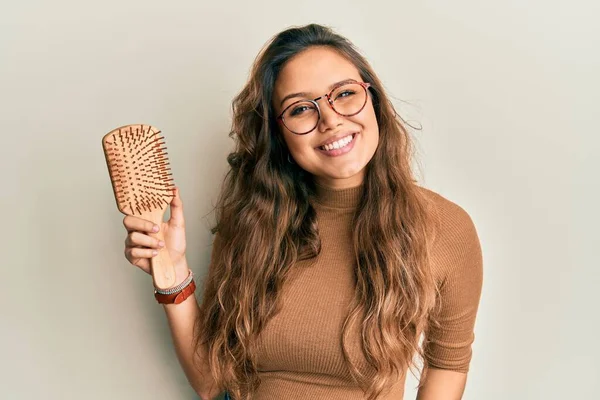 Jong Hispanic Meisje Houden Haar Kam Kijken Positief Gelukkig Staan — Stockfoto