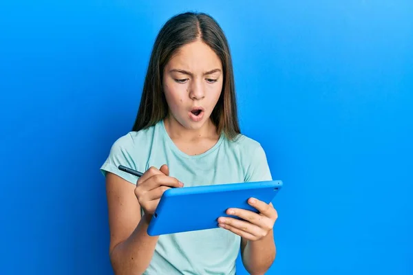 Schönes Brünettes Kleines Mädchen Mit Touchpad Zeichnung Auf Dem Bildschirm — Stockfoto