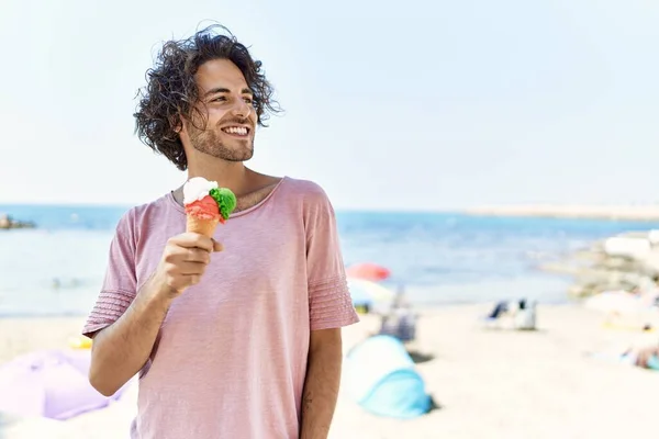 Jovem Hispânico Sorrindo Feliz Comer Sorvete Praia — Fotografia de Stock