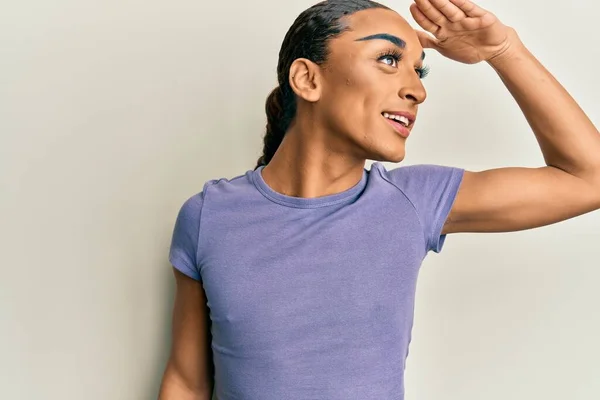 Homem Hispânico Vestindo Maquiagem Cabelos Longos Vestindo Camiseta Casual Muito — Fotografia de Stock