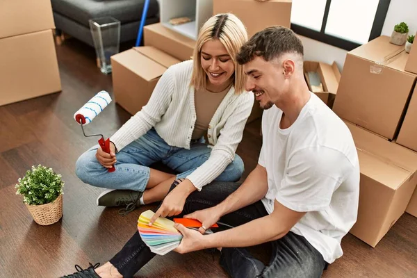 Joven Pareja Caucásica Sonriendo Feliz Eligiendo Color Pintura Nuevo Hogar — Foto de Stock