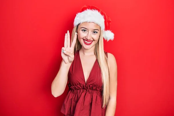 Ung Blond Flicka Bär Jul Hatt Visar Och Pekar Upp — Stockfoto