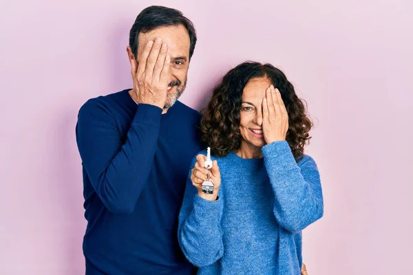Paar Mittleren Alters Hispanische Frau Und Mann Mit Schlüsseln Der — Stockfoto