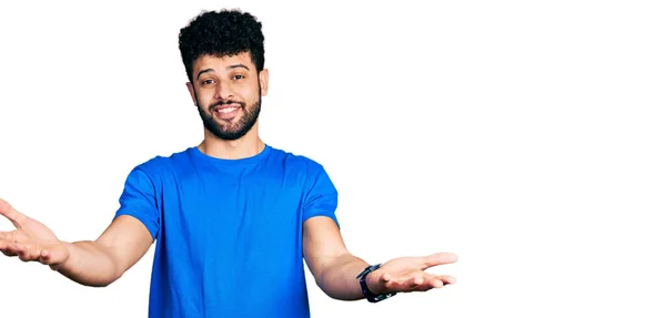 Ung Arabisk Man Med Skägg Bär Casual Blå Skjorta Ler — Stockfoto