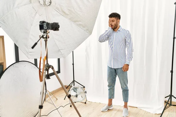 Arabische Jongeman Die Zich Voordeed Als Model Fotostudio Geeuwde Moe — Stockfoto