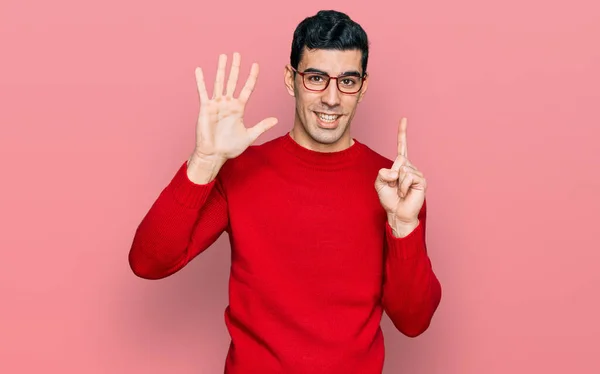 Красивый Латиноамериканец Повседневной Одежде Очках Показывает Показывает Пальцами Номер Шесть — стоковое фото